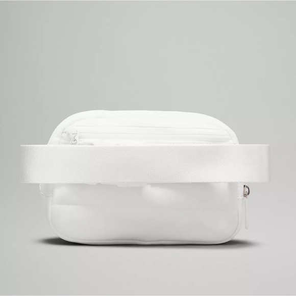 Lululemon Everywhere 1L Wunder Puff Water Resistant White Belt Bag. - Picture 4 of 5